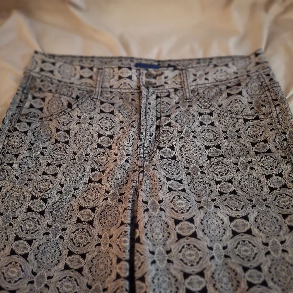 Bandolino Blu Women's Stylish Black And White Paisley Patterned Cropped Pants